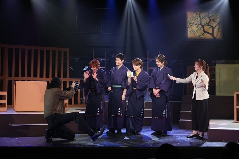 暖簾とカウンターのある舞台の公演写真