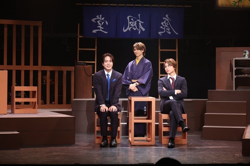 登場人物のやり取りを写した公演写真