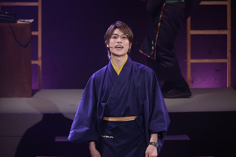 出演者を近景で写した公演写真