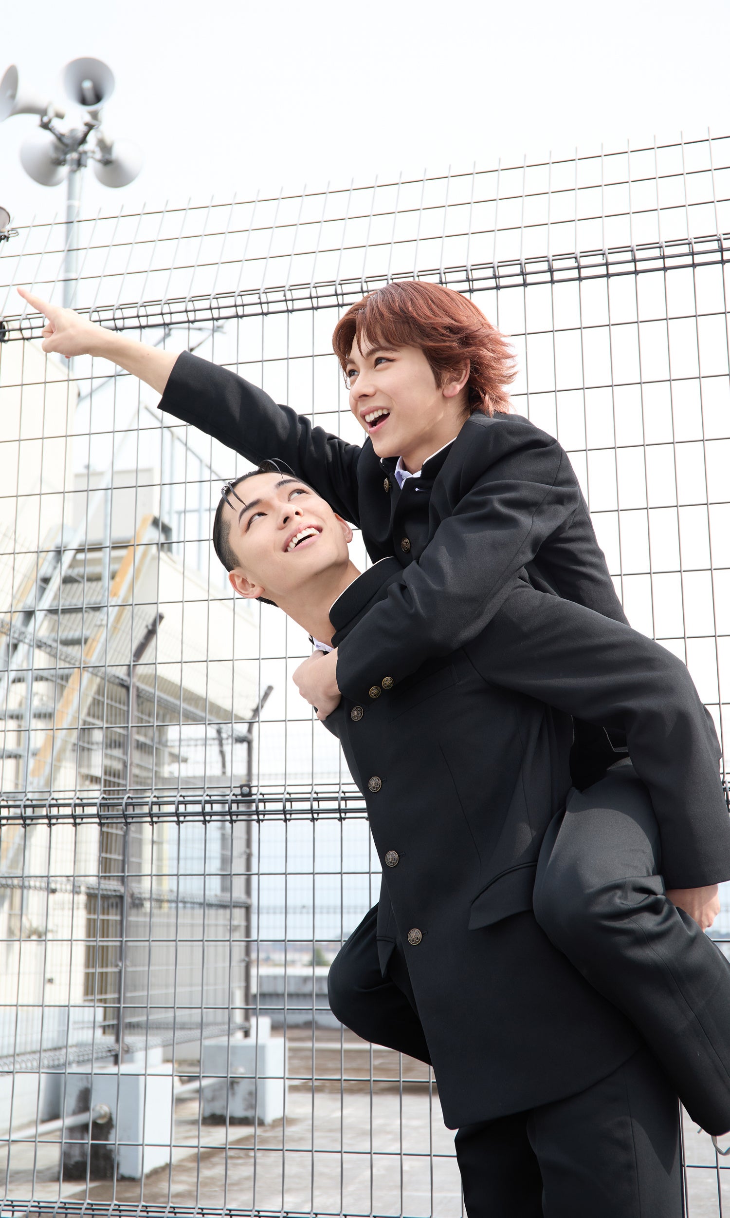 制服姿の2人を屋外で撮影した公式掲載カット